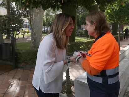 Susana Díaz (i) en la localidad granadina de Albolote.