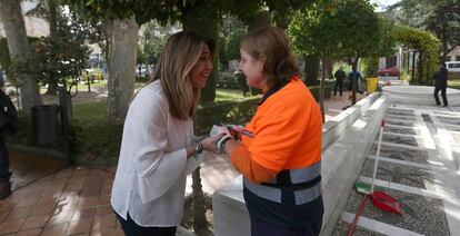Susana Díaz (i) en la localidad granadina de Albolote.