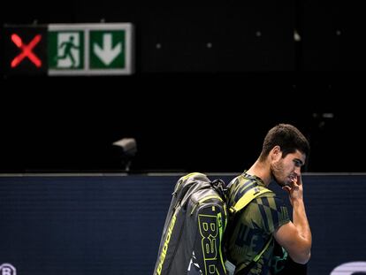 Alcaraz se retira de la pista tras caer contra Aliassime en Basilea.