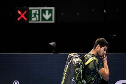 Alcaraz se retira de la pista tras caer contra Aliassime en Basilea.