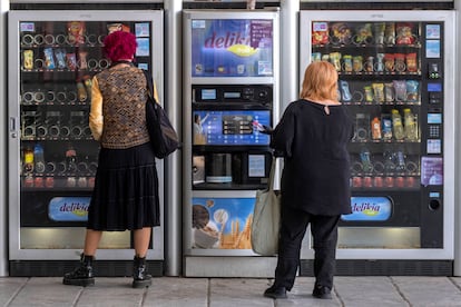 Máquinas expendedoras de zumos azucarados, refrescos y bebidas energéticas en una puerta de la Universidad de Sevilla. 