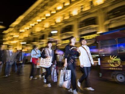 Turistas en la Calle Nanjing Este, en Shanghái.