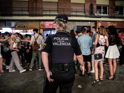 La Policía Local de Valencia intensifica los dispositivos de seguridad con motivo de las Fallas y disuelve algunos botellones en la capital la noche del viernes al sábado.