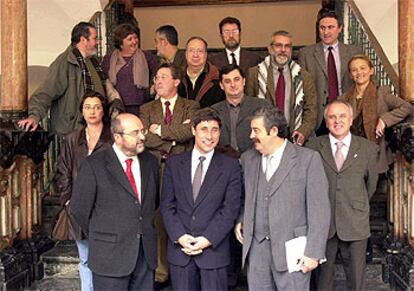 Reunión de dirigentes de PSOE e IU ayer en Córdoba. En primer plano, Caballos, Pulido y Romero.