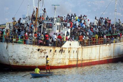 La avalancha de personas sin hogar desbordó todos los operativos de ayuda internacional. En la imagen, cientos de haitianos sobre un viejo barco a la espera de salir de Puerto Príncipe