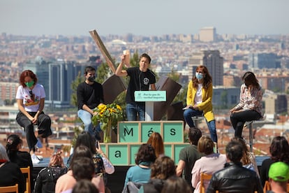 La candidata Mónica García (de amarillo) e Íñigo Errejón (en el centro), junto a otros dirigentes de Más Madrid, en un acto electoral el pasado día 18 en Vallecas.