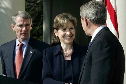 Bush felicita a Susan Schwab y Robert Portman, durante la ceremonia de nombramiento en la Casa Blanca.