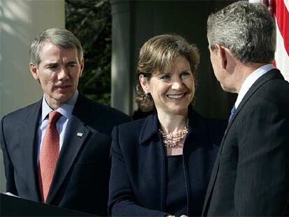 Bush felicita a Susan Schwab y Robert Portman, durante la ceremonia de nombramiento en la Casa Blanca.