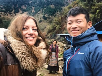 Xiana Siccardi junto a Lakpa Nuru Sherpa y su madre Lakpa Futi en su casa natal en Khari Khola, en los Himalayas nepalíes.