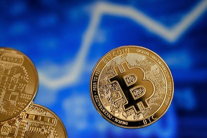 Vista de un bitcoin, la moneda virtual de mayor valor del mercado. EFE/Sascha Steinbach/Archivo