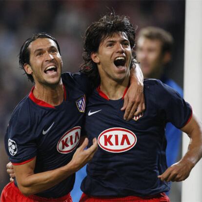 Luis García y Agüero celebran el primer gol.