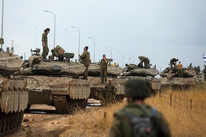 Soldados israelíes toman posición cerca de la frontera de Israel con Líbano, este domingo. 