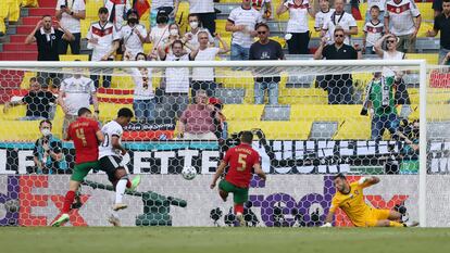 Guerreiro se marca en propia puerta durante el partido entre Portugal y Alemania el pasado sábado en Múnich.
