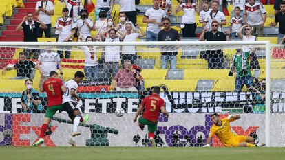 Guerreiro se marca en propia puerta durante el partido entre Portugal y Alemania el pasado sábado en Múnich.