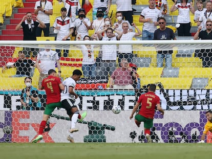 Guerreiro se marca en propia puerta durante el partido entre Portugal y Alemania el pasado sábado en Múnich.