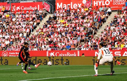 Lamine define ante Gazzaniga en el primer gol del Barcelona ante el Girona este domingo en Montilivi.