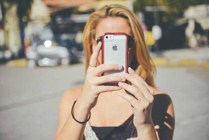 Mujer con un iPhone