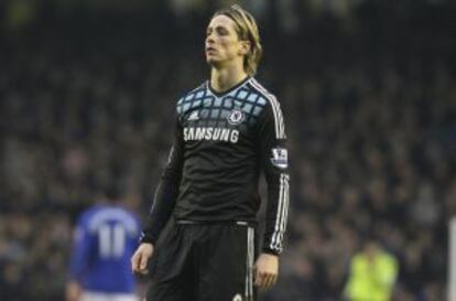Fernando Torres muestra su decepción tras fallar una clara ocasión de gol.