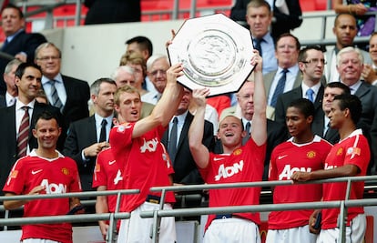 Giggs, a la izquierda, celebra junto a su equipo la FA Community Shield tras derotar al Chelsea por 3- 1, en el estadio de Wembley de Londres, el año pasado.