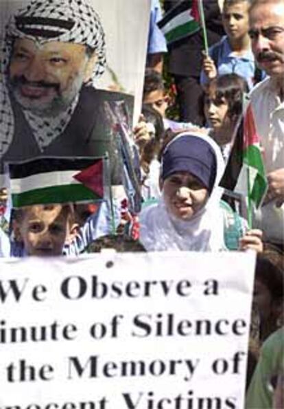 Niños palestinos se manifiestan en Ramala en solidaridad con las víctimas de los atentados en EE UU.