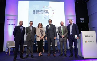 José Antonio Vega (director adjunto de CincoDías), José Antonio Alonso (catedrático de Economía aplicada de la UCM), Cristina Sánchez (directora ejecutiva de la Red Española del Pacto Mundial), Agustín Delgado (director de innovación y sostenibilidad de Iberdrola), Juan Llobell (director de comunicación de Iberdrola) y Miguel Jiménez (director de CincoDías).