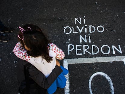 Madre e hija se abrazan durante la marcha del 24 de marzo en 2019, en Buenos Aires.