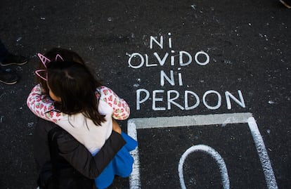 Madre e hija se abrazan durante una marcha para conmemorar a las víctimas, el 24 de marzo de 2019, en Buenos Aires, Argentina.