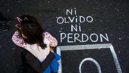 Madre e hija se abrazan durante la marcha del 24 de marzo en 2019, en Buenos Aires.