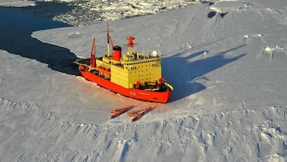 Tripulantes del rompehielos Almirante Irízar en la Antártida.