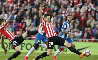 Aduriz remata para poner el 2-0 en el marcador.