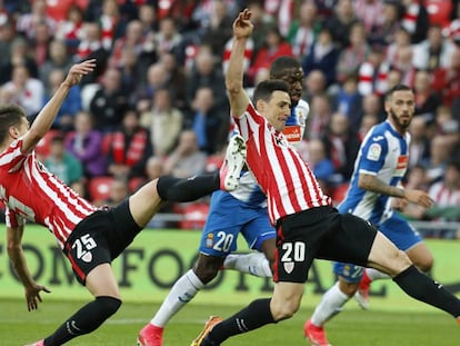 Aduriz remata para poner el 2-0 en el marcador.