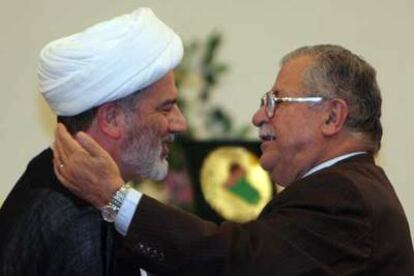 El presidente iraquí, Yalal Talabani (derecha), saluda al presidente del Parlamento, Human Hamudi.