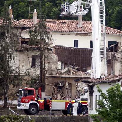 Guardias civiles y bomberos inspeccionan la zona del atentado.