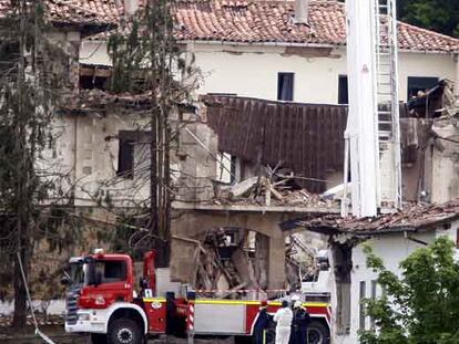 Guardias civiles y bomberos inspeccionan la zona del atentado.