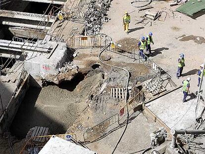 El socavón junto a las obras del metro, entre las calles López de Gomara y República Argentina, fue rellenado con hormigón.