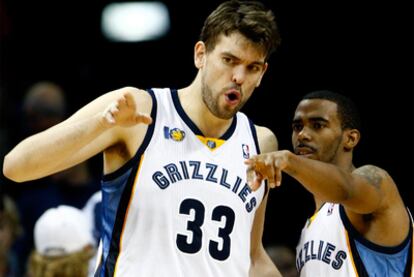 Marc Gasol y Mike Conley conversan mientras regresan al campo de juego.