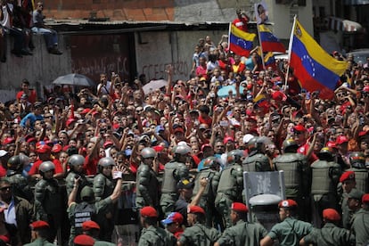 Miles de venezolanos tomaron las calles de Caracas para dar su último adiós al presidente, Hugo Chávez, con palabras y demostraciones de desconsuelo.