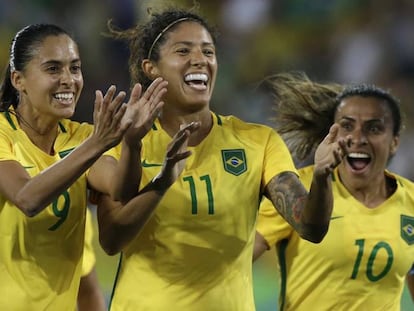 Brasil x Suécia: Beatriz, Cristiane e Marta comemoram gol.