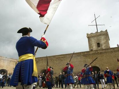 Soldados de la asociaci&oacute;n La Coronela en la patio de armas del castillo