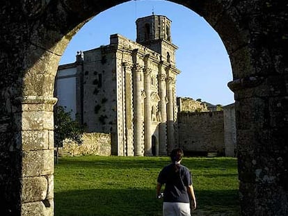 La original fachada barroca del monasterio de Monfero, en el parque natural de As Fragas do Eume.