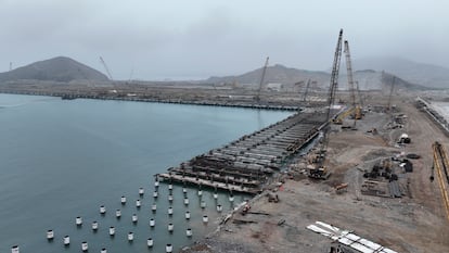 Grúas trabajan en la construcción del puerto, en agosto de 2022.