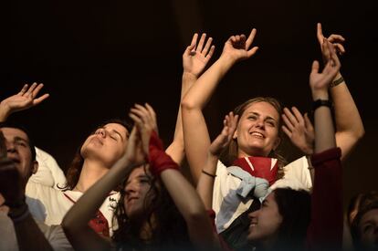 Ambiente festivo durante el segundo encierro de los Sanfermines, el 8 de junio de 2016.