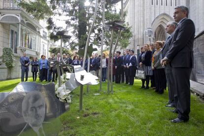 Junteros de todos los grupos representados en la Cámara foral de Álava (PP, PNV, Bildu, PSE-EE y EB) han asistido a un acto en la sede de las Juntas en Vitoria. El Día de la Memoria recuerda a las víctimas del terrorismo de ETA, de los GAL y de la extrema derecha, y pese a no haberse alcanzado un consenso entre partidos para celebrar de forma unitaria esta jornada.