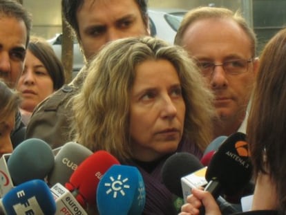 Eva Casanueva, madre de Marta del Castillo, esta mañana antes de comenzar la sesión del juicio contra los acusados de matar a la menor.