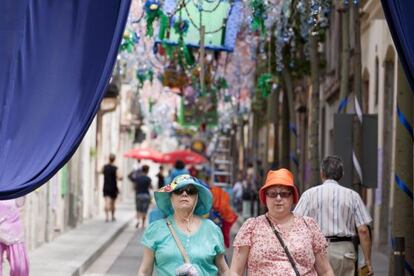 La calle de Sagunt decorada con motivo de la Fiesta Mayor de Sants.