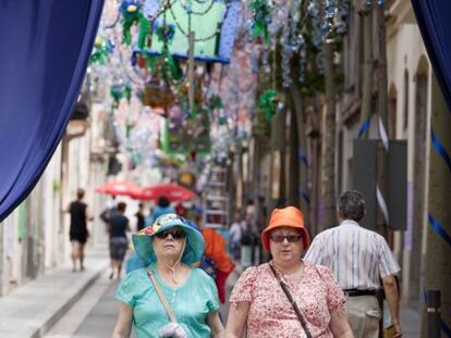 La calle de Sagunt decorada con motivo de la Fiesta Mayor de Sants.