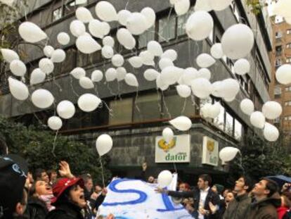 Acto contra el aborto en la puerta de la Clínica Dator.