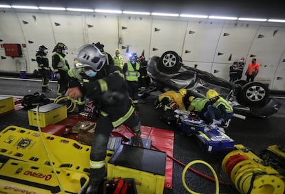 En la escena del accidente arranca el despliegue de casi un centenar de especialistas, entre Bomberos del Ayuntamiento de Madrid, Policía Municipal, Samur-Protección Civil, el Centro de Gestión de Movilidad, el 112 y efectivos de Calle 30.