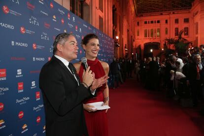 La modelo Laura Sánchez, que presentó el' streaming' de la alfombra roja, junto a Boris Izaguirre. Hasta la Galería de Cristal del Palacio de Cibeles se acercaron más de 700 invitados y más de 100 'celebrities' desfilaron por el 'photocall'.