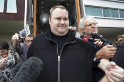 El fundador de Megaupload, Kim Schmitz o Kim Dotcom, pasa a través de una marea de periodistas. EFE/Archivo